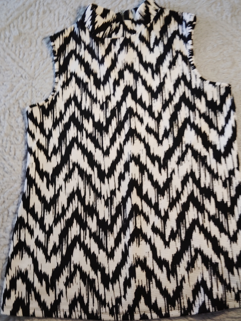 PerSeption Concept Black & White Sleeveless Mock Neck Zigzag Camisole